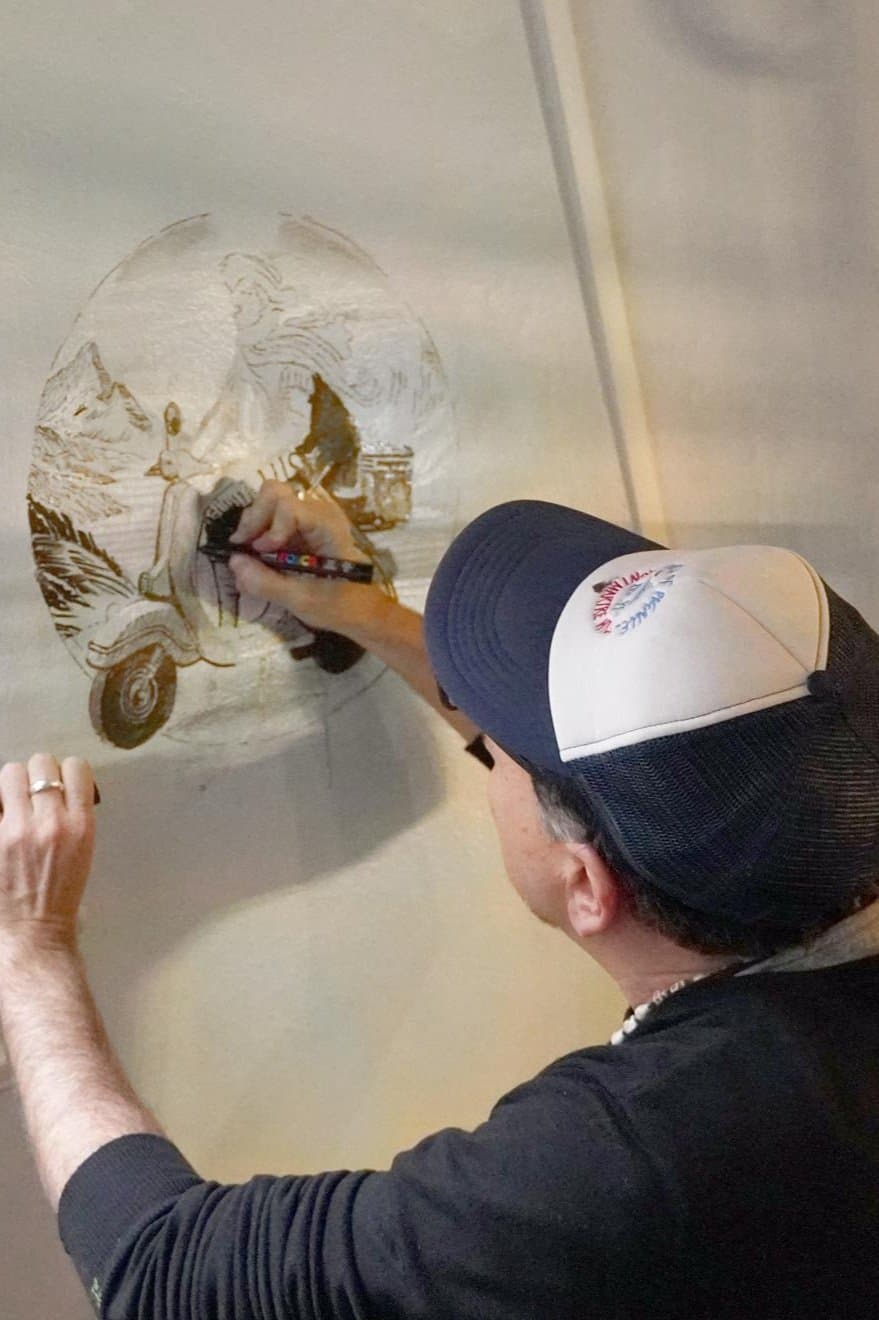 Artist Ozmo working at his artwork. Photo credits: Studio d'Arte Raffaelli